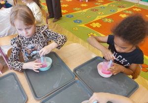 ,,Eksperymenty z jajkiem” - Wielkanocne warsztaty z KidsLab w grupie V