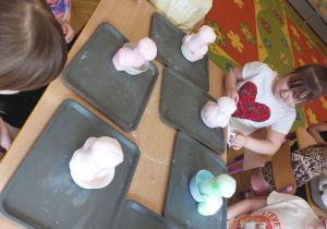 ,,Eksperymenty z jajkiem” - Wielkanocne warsztaty z KidsLab w grupie V