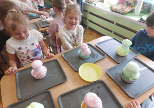 ,,Eksperymenty z jajkiem” - Wielkanocne warsztaty z KidsLab w grupie V