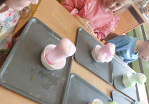 ,,Eksperymenty z jajkiem” - Wielkanocne warsztaty z KidsLab w grupie V