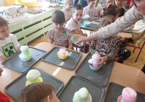 ,,Eksperymenty z jajkiem” - Wielkanocne warsztaty z KidsLab w grupie V