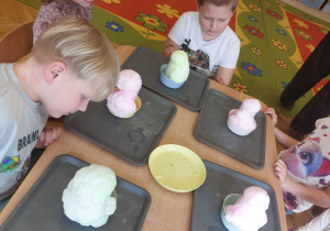 ,,Eksperymenty z jajkiem” - Wielkanocne warsztaty z KidsLab w grupie V