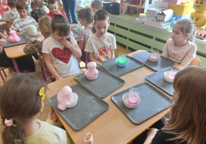 ,,Eksperymenty z jajkiem” - Wielkanocne warsztaty z KidsLab w grupie V