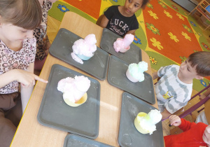 ,,Eksperymenty z jajkiem” - Wielkanocne warsztaty z KidsLab w grupie V