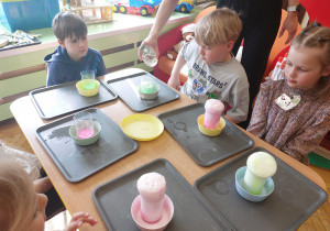 ,,Eksperymenty z jajkiem” - Wielkanocne warsztaty z KidsLab w grupie V