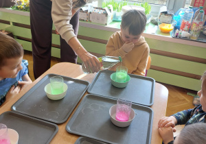 ,,Eksperymenty z jajkiem” - Wielkanocne warsztaty z KidsLab w grupie V