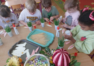 ,,Eksperymenty z jajkiem” - Wielkanocne warsztaty z KidsLab w grupie V