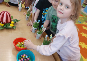 ,,Eksperymenty z jajkiem” - Wielkanocne warsztaty z KidsLab w grupie V