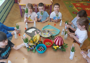 ,,Eksperymenty z jajkiem” - Wielkanocne warsztaty z KidsLab w grupie V