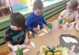 ,,Eksperymenty z jajkiem” - Wielkanocne warsztaty z KidsLab w grupie V