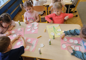 „Pierwsze wiosenne kwiatki” – sensorycznie i artystycznie w grupie I maluszków