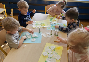 „Pierwsze wiosenne kwiatki” – sensorycznie i artystycznie w grupie I maluszków