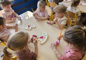 „Pierwsze wiosenne kwiatki” – sensorycznie i artystycznie w grupie I maluszków