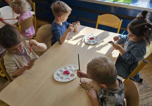 „Pierwsze wiosenne kwiatki” – sensorycznie i artystycznie w grupie I maluszków