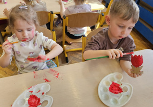 „Pierwsze wiosenne kwiatki” – sensorycznie i artystycznie w grupie I maluszków