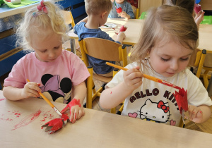 „Pierwsze wiosenne kwiatki” – sensorycznie i artystycznie w grupie I maluszków