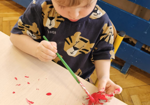 „Pierwsze wiosenne kwiatki” – sensorycznie i artystycznie w grupie I maluszków