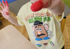 „Pierwsze wiosenne kwiatki” – sensorycznie i artystycznie w grupie I maluszków