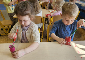 „Pierwsze wiosenne kwiatki” – sensorycznie i artystycznie w grupie I maluszków