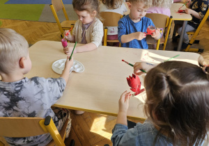 „Pierwsze wiosenne kwiatki” – sensorycznie i artystycznie w grupie I maluszków