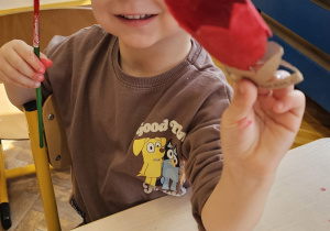 „Pierwsze wiosenne kwiatki” – sensorycznie i artystycznie w grupie I maluszków