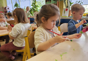 „Pierwsze wiosenne kwiatki” – sensorycznie i artystycznie w grupie I maluszków