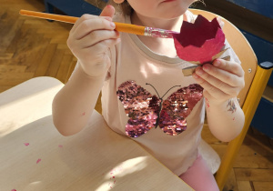 „Pierwsze wiosenne kwiatki” – sensorycznie i artystycznie w grupie I maluszków