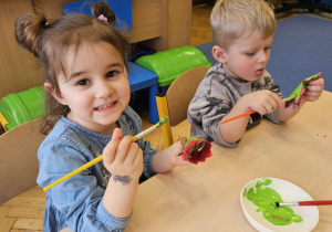 „Pierwsze wiosenne kwiatki” – sensorycznie i artystycznie w grupie I maluszków