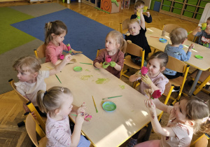 „Pierwsze wiosenne kwiatki” – sensorycznie i artystycznie w grupie I maluszków