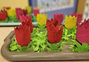 „Pierwsze wiosenne kwiatki” – sensorycznie i artystycznie w grupie I maluszków