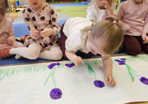 „Pierwsze wiosenne kwiatki” – sensorycznie i artystycznie w grupie I maluszków