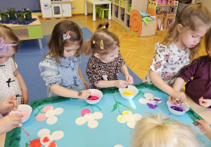 „Pierwsze wiosenne kwiatki” – sensorycznie i artystycznie w grupie I maluszków