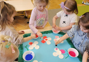 „Pierwsze wiosenne kwiatki” – sensorycznie i artystycznie w grupie I maluszków