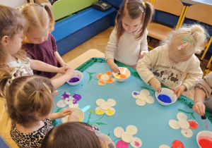 „Pierwsze wiosenne kwiatki” – sensorycznie i artystycznie w grupie I maluszków