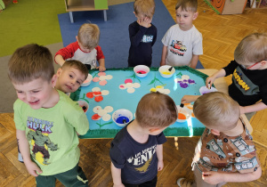 „Pierwsze wiosenne kwiatki” – sensorycznie i artystycznie w grupie I maluszków
