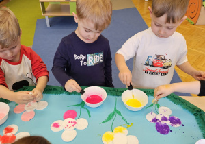 „Pierwsze wiosenne kwiatki” – sensorycznie i artystycznie w grupie I maluszków