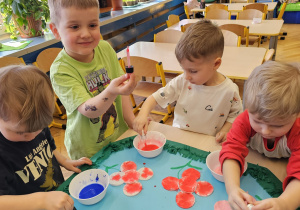 „Pierwsze wiosenne kwiatki” – sensorycznie i artystycznie w grupie I maluszków