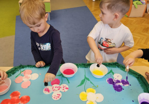 „Pierwsze wiosenne kwiatki” – sensorycznie i artystycznie w grupie I maluszków