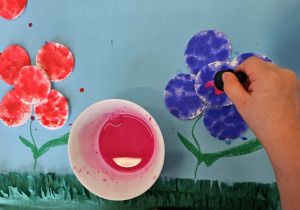 „Pierwsze wiosenne kwiatki” – sensorycznie i artystycznie w grupie I maluszków