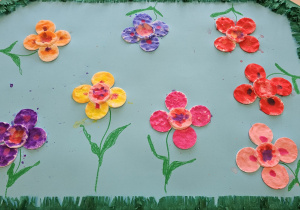 „Pierwsze wiosenne kwiatki” – sensorycznie i artystycznie w grupie I maluszków