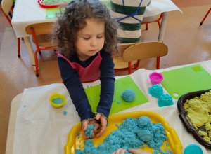 Wielkanocne zabawy plastyczne w grupie IX