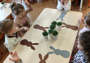 Wielkanocne zabawy plastyczne w grupie IX