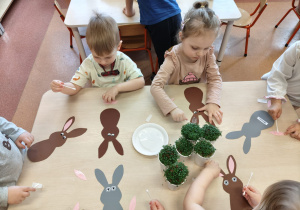Wielkanocne zabawy plastyczne w grupie IX