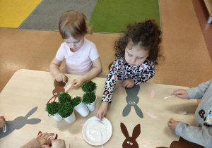 Wielkanocne zabawy plastyczne w grupie IX