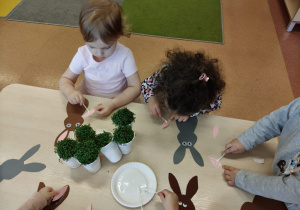 Wielkanocne zabawy plastyczne w grupie IX