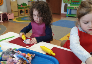 Wielkanocne zabawy plastyczne w grupie IX