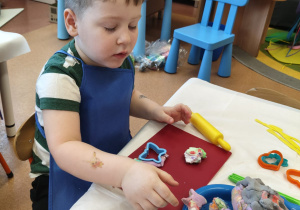 Wielkanocne zabawy plastyczne w grupie IX