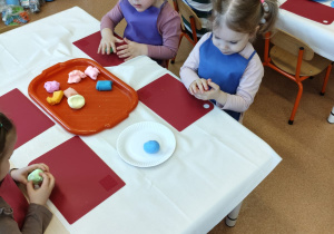 Wielkanocne zabawy plastyczne w grupie IX