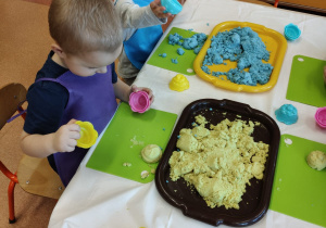 Wielkanocne zabawy plastyczne w grupie IX