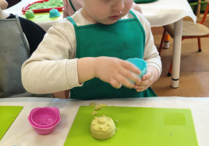 Wielkanocne zabawy plastyczne w grupie IX